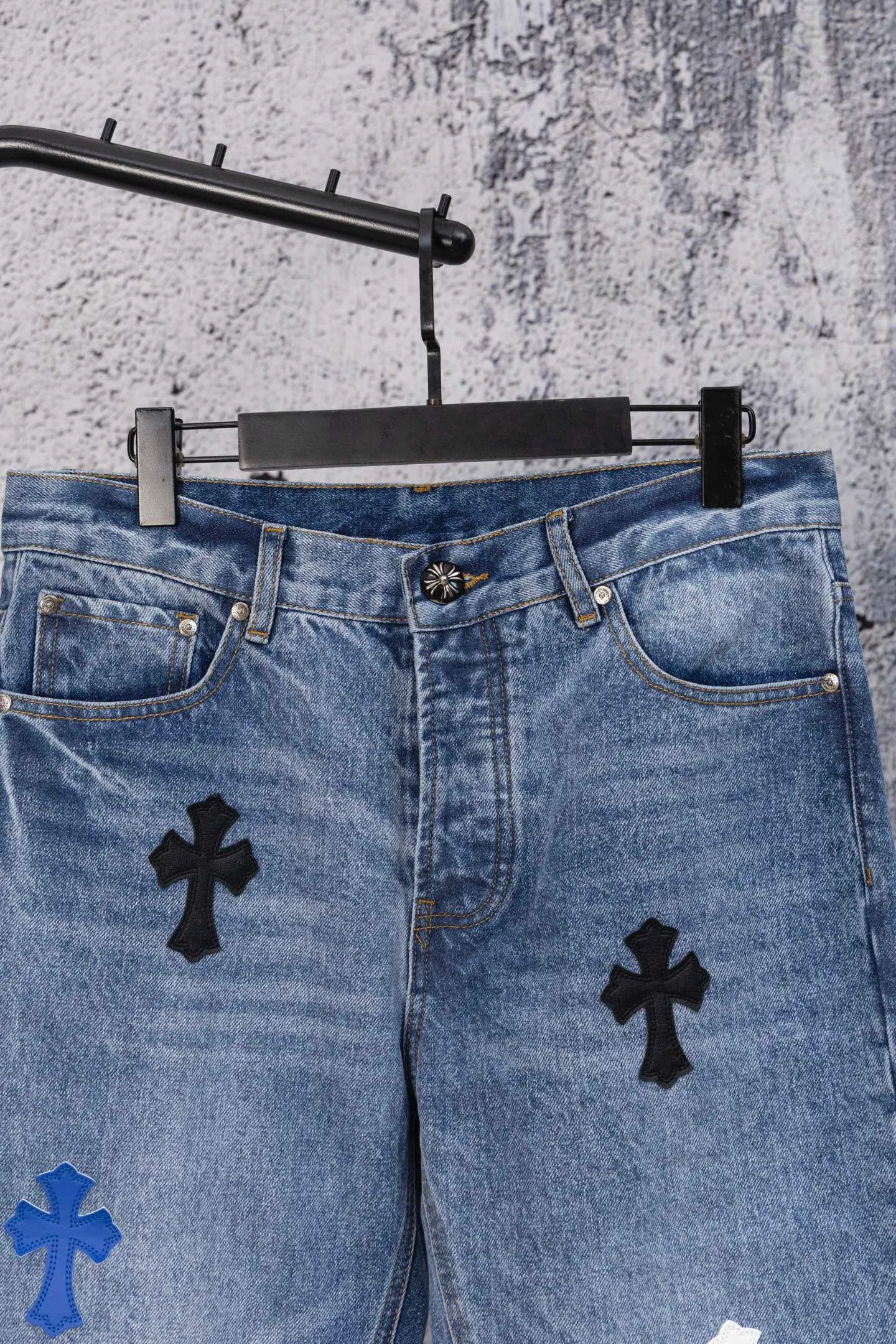 P240 CH Chromehearts limited edition black and white blue cross patchwork leather jeans, priced at 34W level, patchwork cross pattern embellishment, washed jeans! ! An absolutely high-end luxury product, a 1.9W-level god-level single product, a super popular product, made by top heavy industry, a magic weapon that cannot be missed! [About Zangyin] This is an extremely luxurious fashion brand that can also be called the aristocracy of the high street. It has always been an exclusive brand for some hipsters or rich second generations. Compared with ordinary high streets, it is more luxurious and noble. Compared with luxury brands, it is more fashionable and individual. It has always been a brand that I have a special liking for. [Top heavy industry fashion design] Consistently high-street luxury style. Speaking of this style, the Zangyin family and GU family are definitely the leading representative brands. Especially the Zangyin family has really achieved a state-of-the-art effect in creating high-street style. The unique washed material is used to create this style. The color system is already quite eye-catching. After it is decorated with patchwork cross flowers, it cleverly highlights the charm of the brand. Secondly, this style uses classic The high-waist cutting design highlights the long legs and fashionable temperament of the upper body. The brand is highly recognizable and the slim fit configuration is more suitable for daily wear. It is a product that interprets personality, fashion, and specifications at a glance. This single product is enough to make any fan excited. It can be a white T-shirt for a youthful college style, or a tight suspender for a royal style. It has strong matching ability and can be easily controlled by men.  [Materials and craftsmanship] Needless to say, this point goes without saying. As an excellent craftsman brand, Zangyin’s requirements for details and craftsmanship are really perfect. The washed color of this model has gone through so many processes, not to mention the embellishment of denim appliques. It is also purely hand-made and sewn. Just like what they believe in, only hand-made things have soul and have the meaning of wear. A top-notch heavy-duty fashionable denim item, I look forward to your perfect interpretation! !  Color: blue Size: 28-36